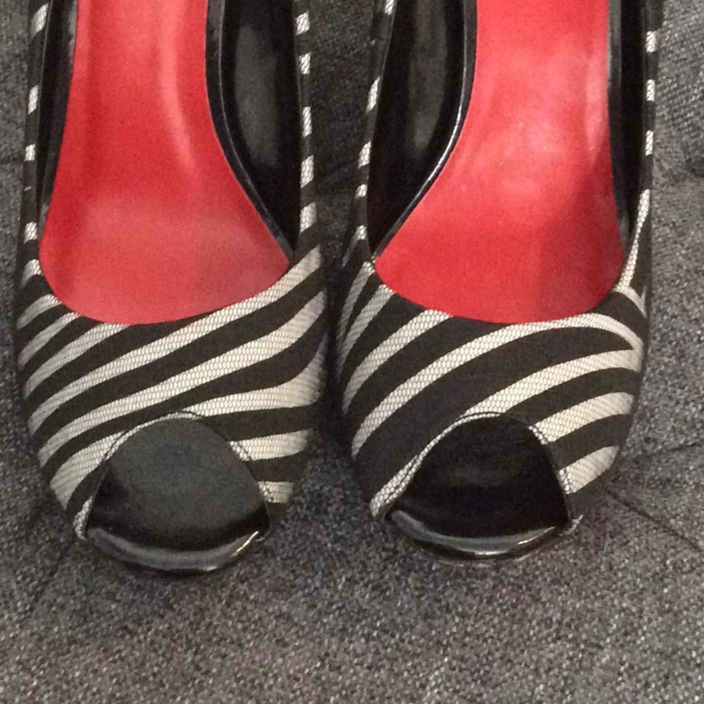 NWOT.  Ladies Moda Peep Toe Heels - Picture 2 of 8